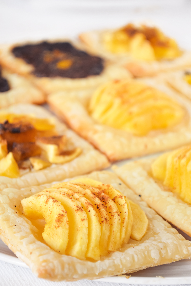 recipe for easy appetizer, mini apple tart with puff pastry