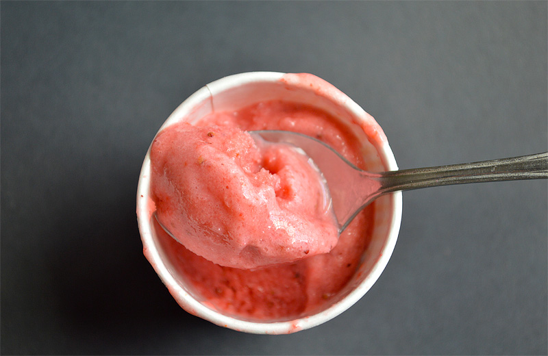 چطور بستنی توت فرنگی خانگی کم کالری درست کنیم